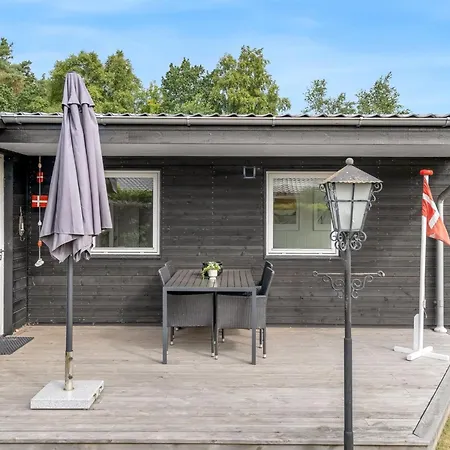 Sveina - 600m From The Sea By Interhome *