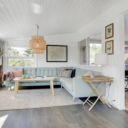 Sveina - 600m From The Sea By Interhome