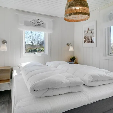 Sveina - 600m From The Sea By Interhome