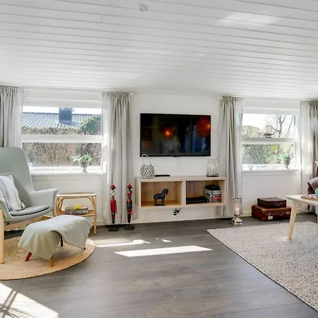 Sveina - 600m From The Sea By Interhome