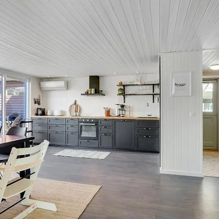 Sveina - 600m From The Sea By Interhome
